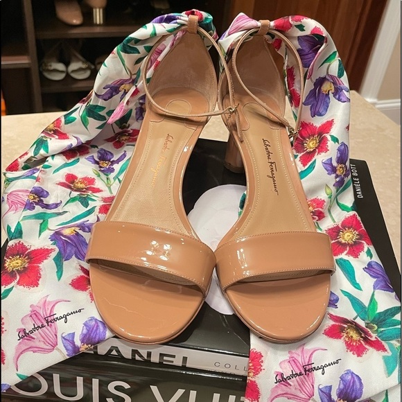 Ferragamo Tursi Bow Bush Patent Sandals - Picture 4 of 9